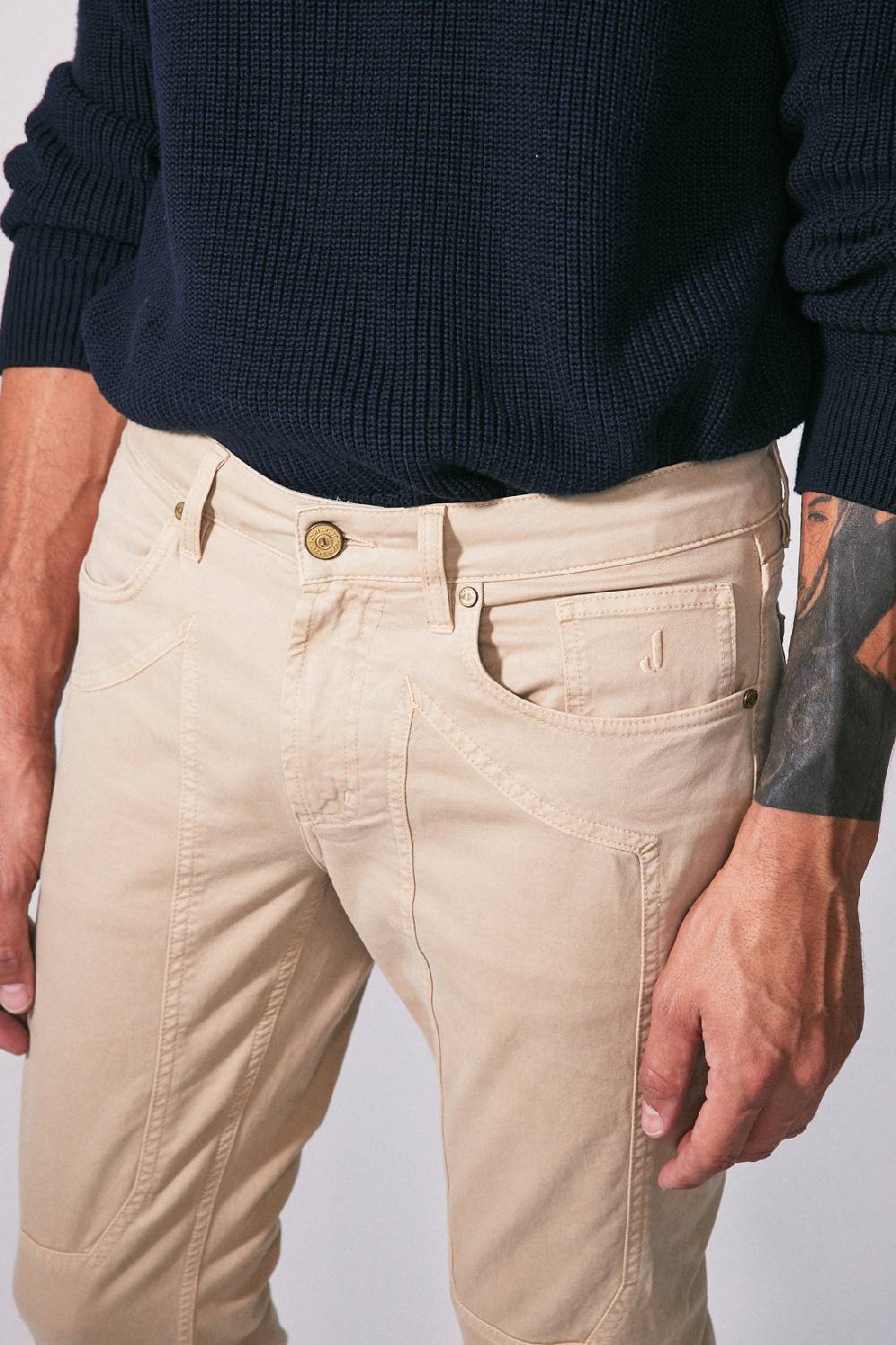 Jeckerson Pantalone skinny in gabardina stretch con toppa Novità