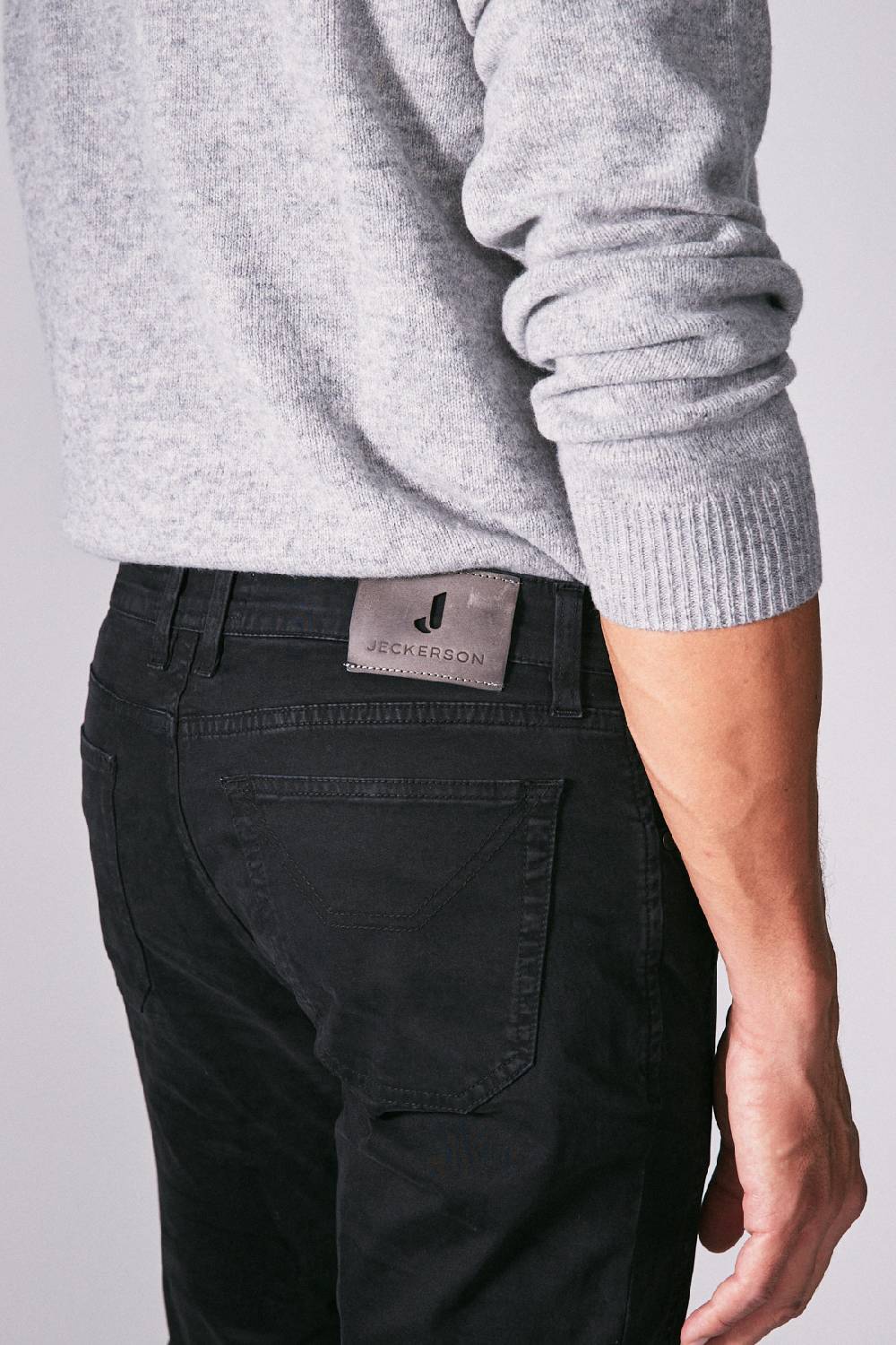 Jeckerson Pantalone slim fit in raso stretch con toppa Outlet