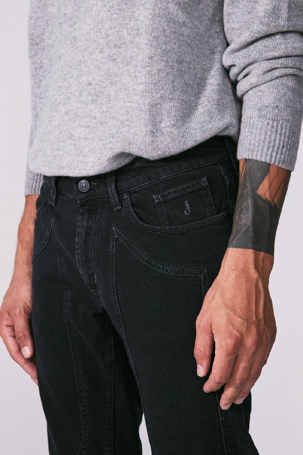 Jeckerson Pantalone 5 tasche in denim nero rinse con toppa in tono Offerta Giorno del Papà