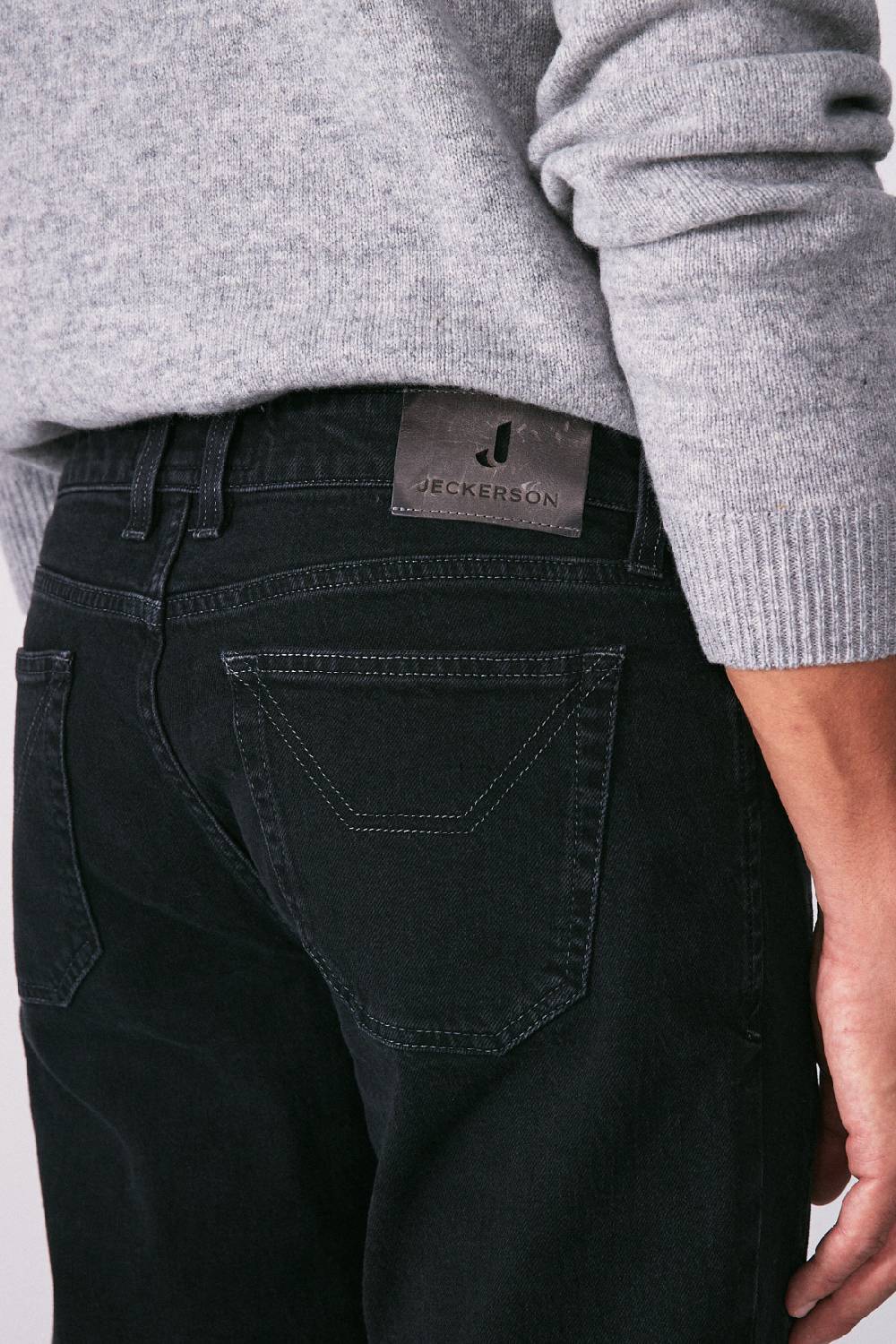 Jeckerson Pantalone 5 tasche in denim nero rinse con toppa in tono Offerta Giorno del Papà