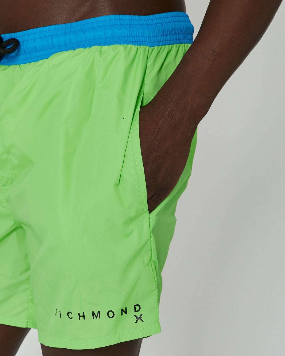 John Richmond Costume bicolor con logo sul davanti Pezzi Unici