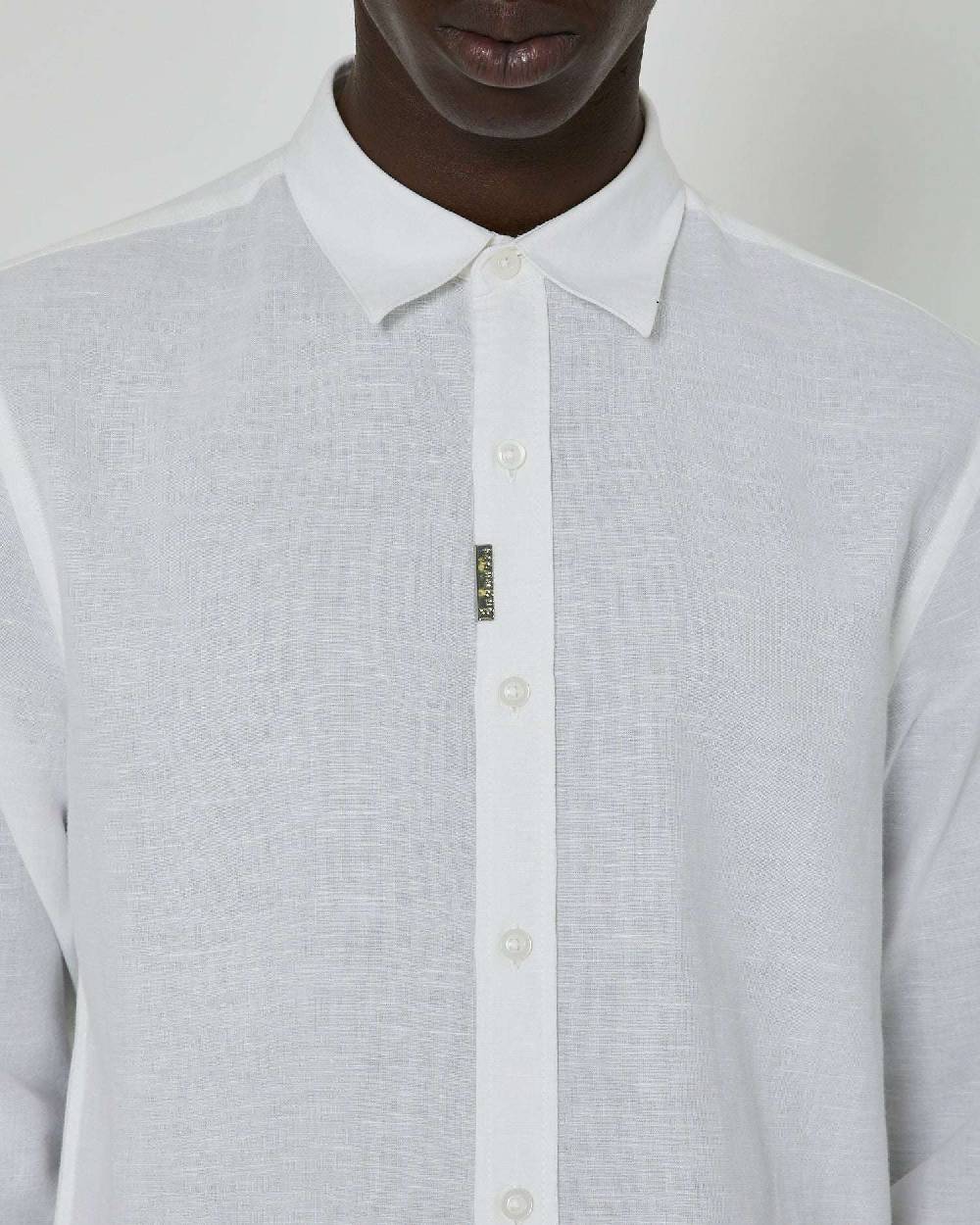 John Richmond Camicia basic in lino con placca metallica sul davanti Promozione Limitata