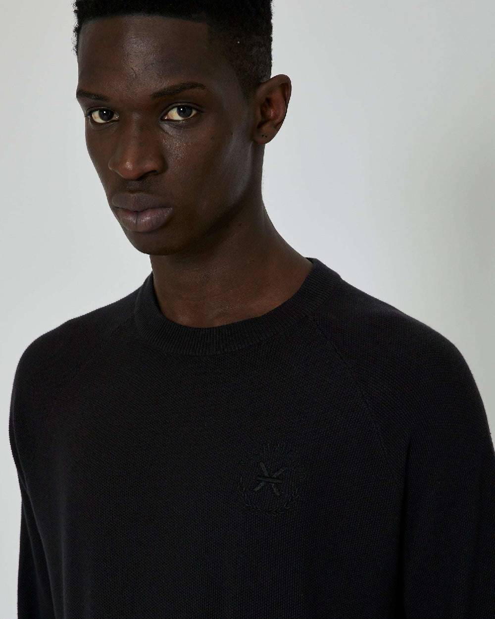 John Richmond Maglia con logo ricamato tone sur tone Sconto