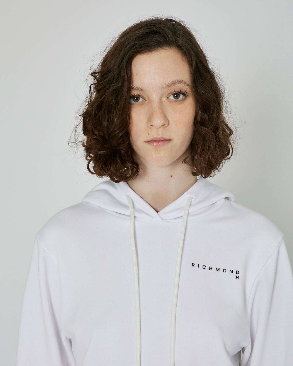 John Richmond Felpa crop con cappuccio e logo Pezzi Unici