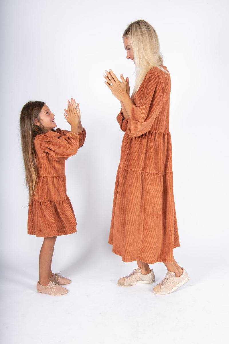 Olive E Miele MiniMe abito Kathy mattone 2025