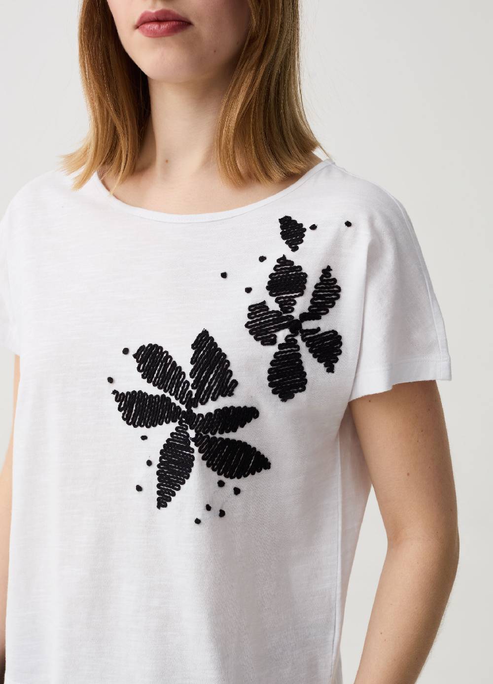 Ovs T-shirt in cotone con ricamo fiori Ultimi tre giorni