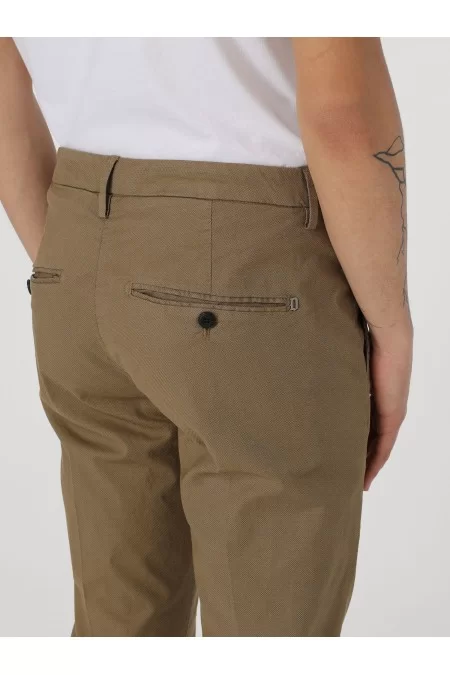 DONDUP Pantaloni di alta qualità da DONDUP Scopri i pantaloni di alta qualità di DONDUP, marchio conosciuto per il suo stile unico e la sua attenzione ai dettagli. Vestibilità perfetta e materiali pregiati Offerte