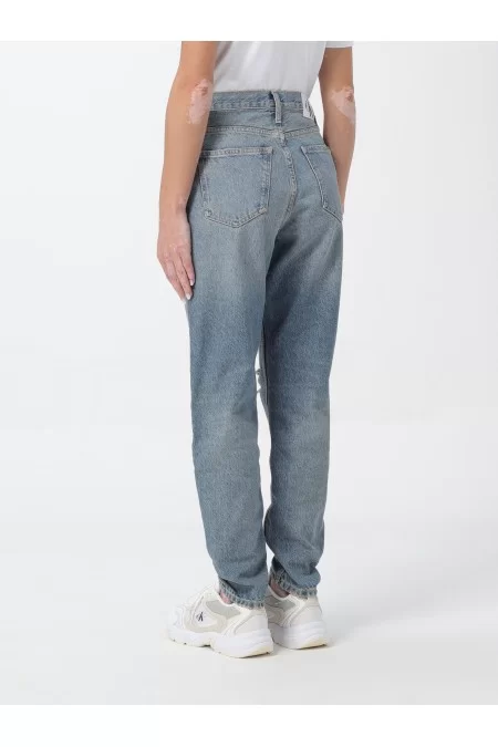 CALVIN KLEIN Jeans delle donne di Calvin Klein Il marchio di moda Calvin Klein presenta i jeans femminili dal design elegante e di alta qualità. Perfetti per ogni occasione In Saldo