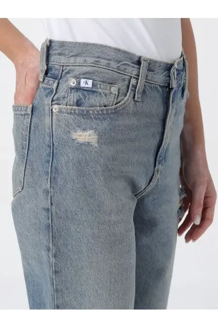 CALVIN KLEIN Jeans delle donne di Calvin Klein Il marchio di moda Calvin Klein presenta i jeans femminili dal design elegante e di alta qualità. Perfetti per ogni occasione In Saldo