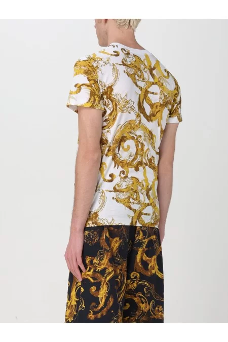 VERSACE T-shirt uomo Versace La T-shirt da uomo di Versace è sinonimo di stile e qualità. Realizzata con materiali pregiati e design elegante, è un capo iconico per l\'uomo moderno Offerte
