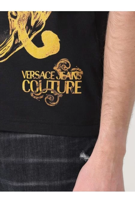 VERSACE Descrizione Maglietta Uomo Versace T-shirt Uomo Versace Maglietta di alta qualità con design elegante di Versace. Realizzata con tessuti premium per comfort e stile elevato. Per l\'uomo moderno che cerca un look distint Saldi Di Fabbrica