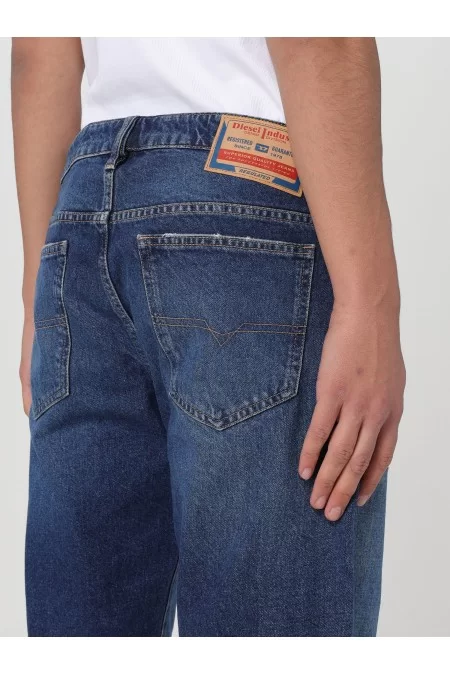 DIESEL Le Bermuda shorts da uomo di DIESEL offrono stile e comfort impeccabili. ``` Bermuda shorts da uomo DIESELI Bermuda shorts da uomo di DIESEL offrono stile e comfort impeccabili. ``` Prezzo Ridotto
