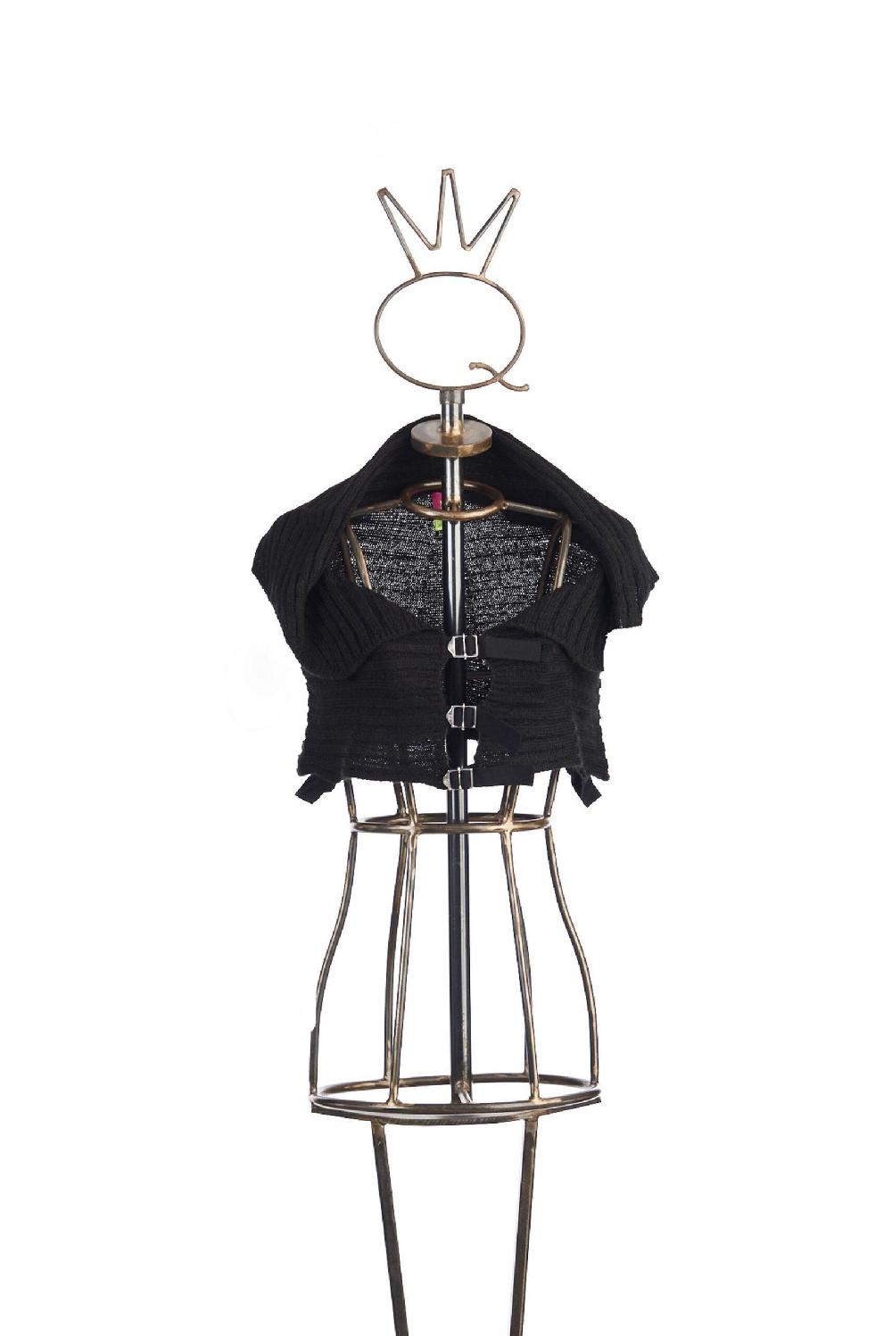 Save The Queen Top in viscosa grigia con leggins e coprispalle 2025