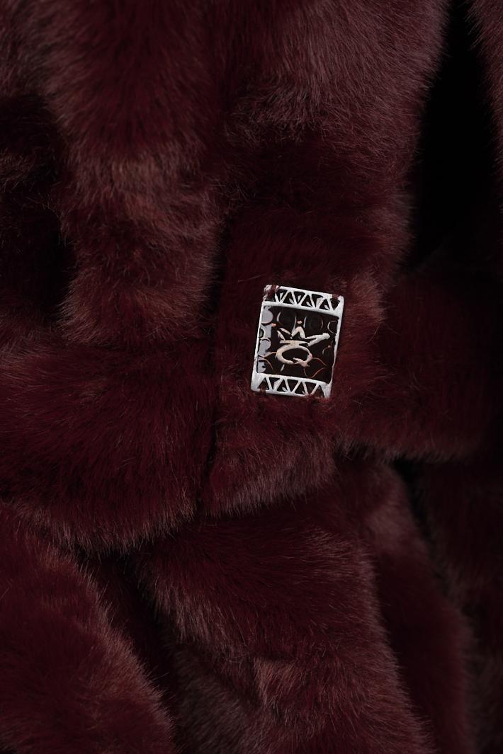 Save The Queen Ecopelliccia bordeaux con scollo a V Acquista Ora