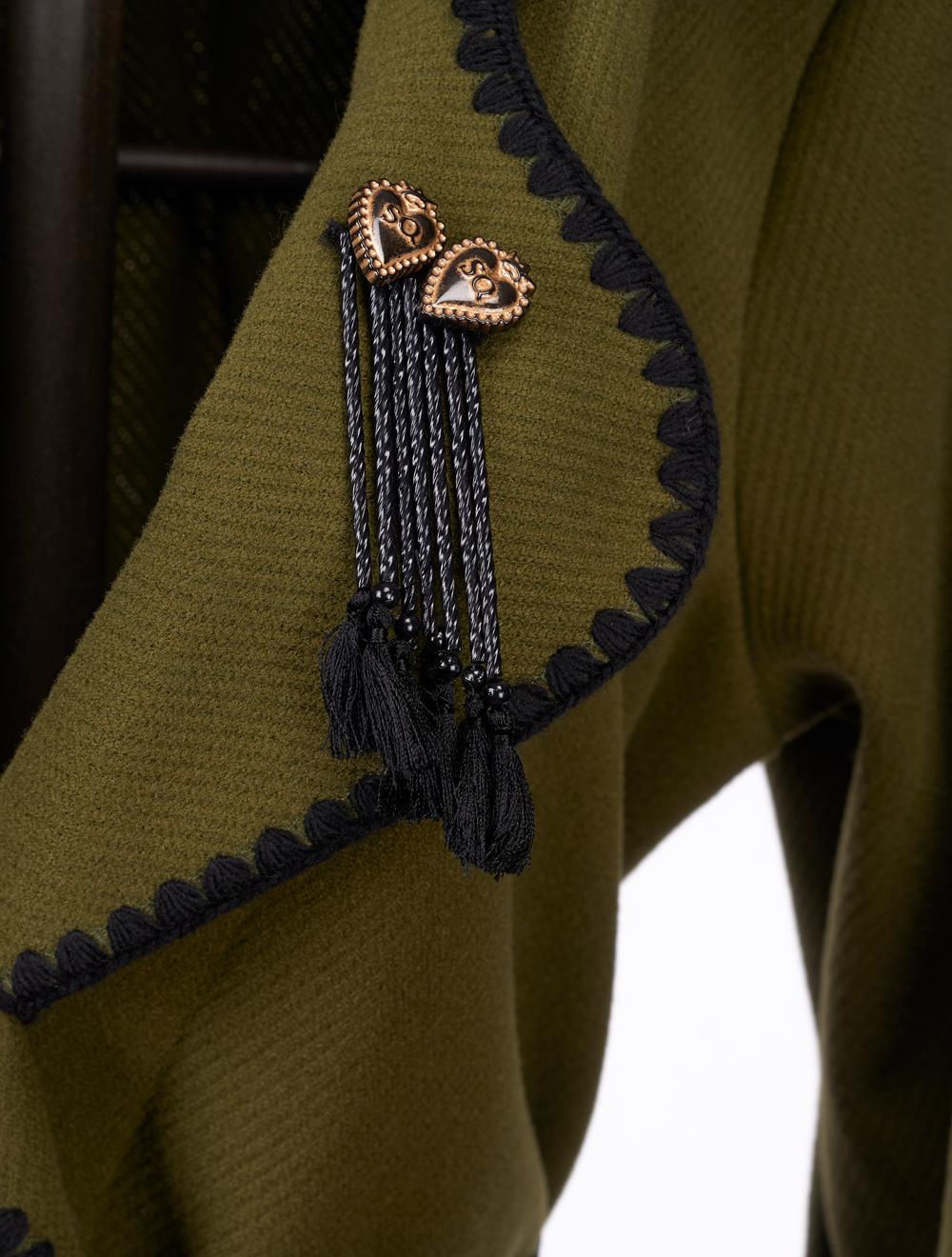 Save The Queen Cappotto verde con bordi ricamati Moda