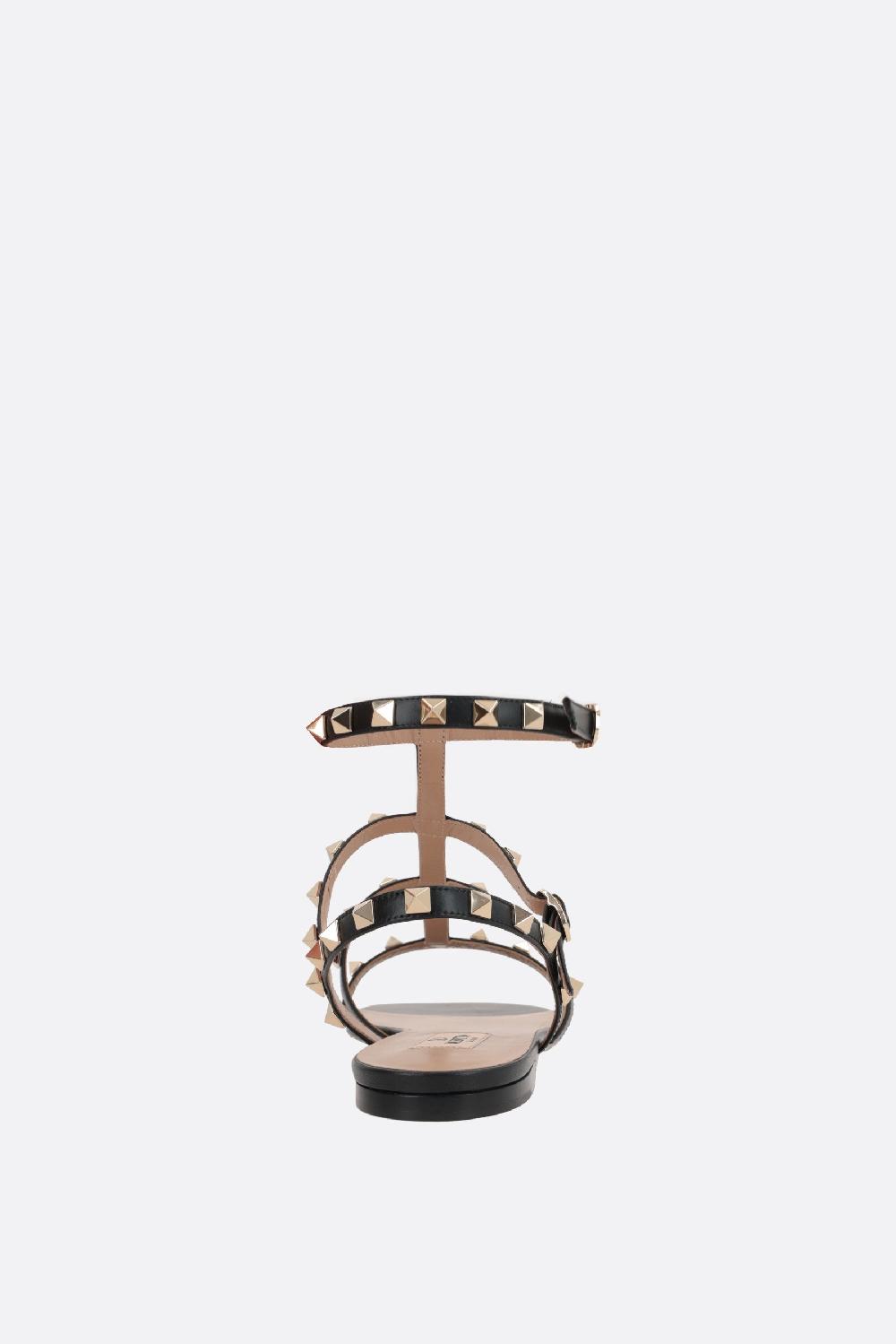 VALENTINO GARAVANI sandalo flat Rockstud in pelle liscia Presa